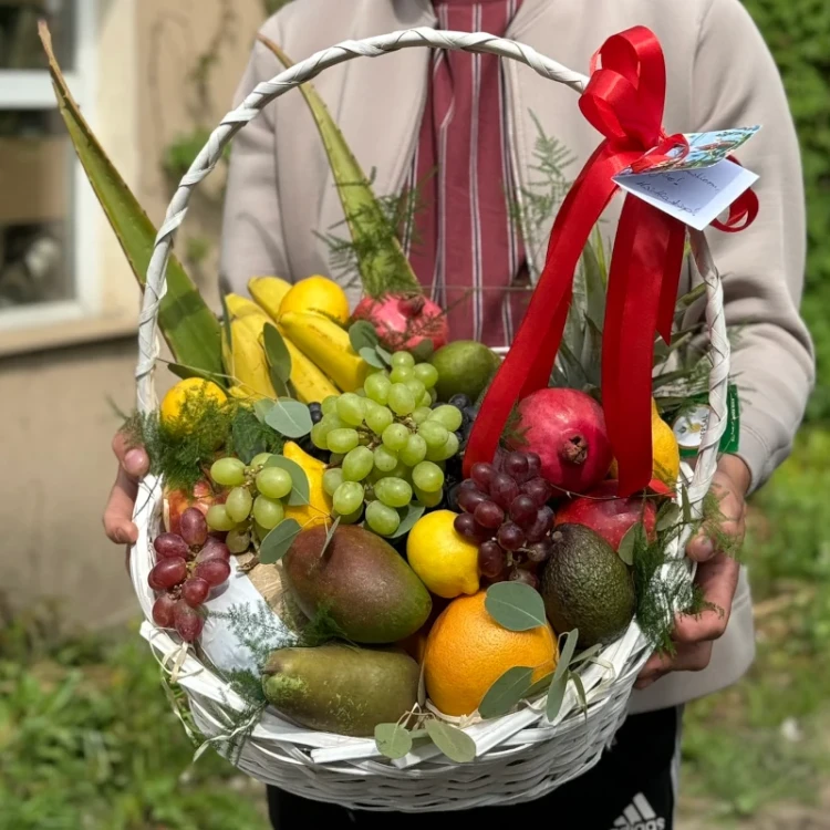 kosz prezentowy pelen owocow2