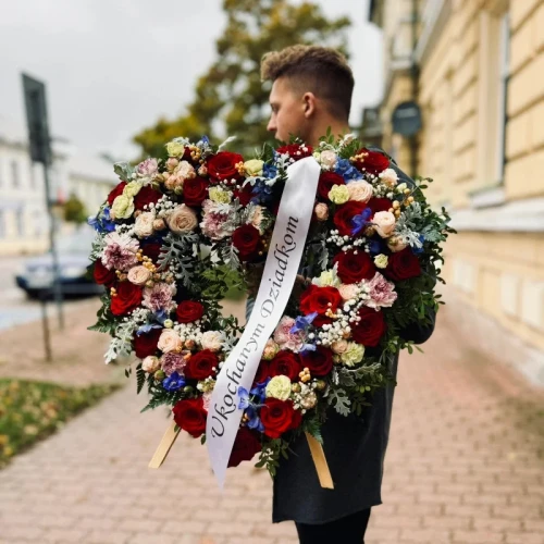 wieniec pogrzebowy w glebokim zalu