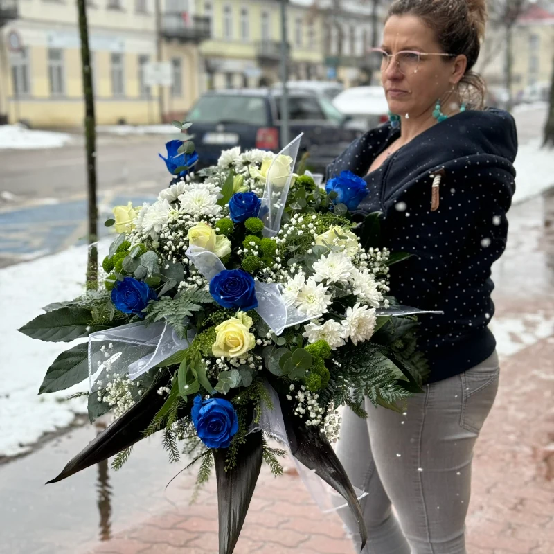 Wiązanka pogrzebowa wspomnienie niebieskich kwiatów